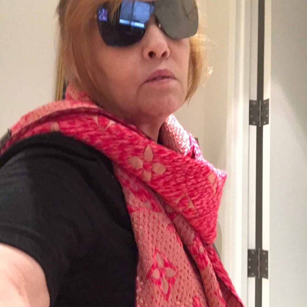Never been used Louis Vuitton scarf - Picture 2 of 5
